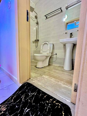 Towels, soap, toilet paper - Charmant Studio meublé an Abidjan Cite sir. 
Lumineux et calme (Abidjan)