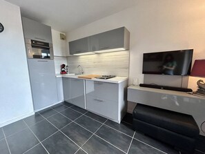 Kühlschrank, Mikrowelle, Herdplatte