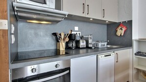 Una cucina moderna con microonde, tostapane, macchina del caffè e forno.