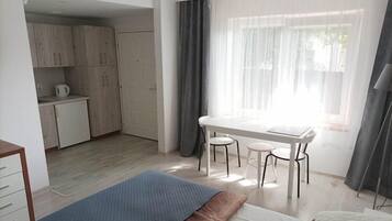 WiFi (free), bed sheets