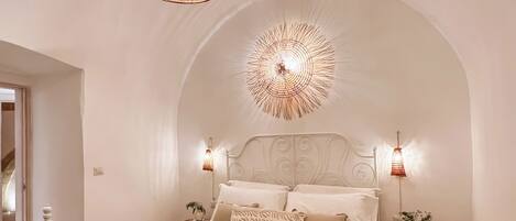 Tabla de planchar con plancha, wifi gratis y ropa de cama