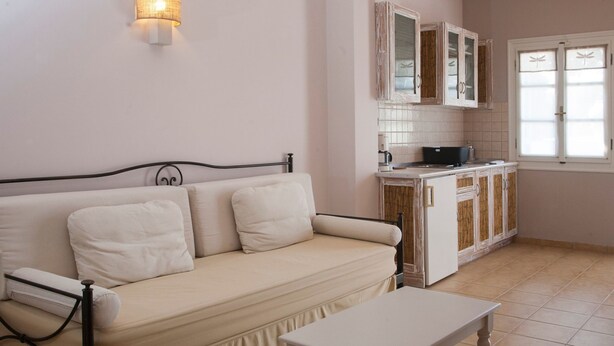 Unclassified image, 1 of 10, button - 1403991 by Interhome (Naxos City-Vivlos Region)
