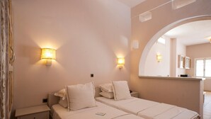 Unclassified image, 4 of 10, button - 1403991 by Interhome (Naxos City-Vivlos Region)