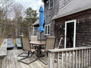 Outdoor dining - Beautiful 3-bedroom house in quaint Eastham perfect for relaxing stays (Eastham)