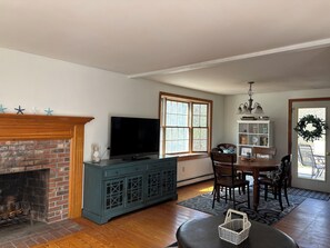Dining - Beautiful 3-bedroom house in quaint Eastham perfect for relaxing stays (Eastham)