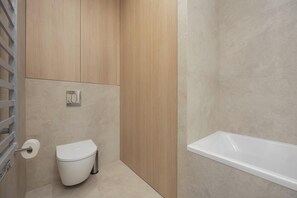 Douche, sèche-cheveux, serviettes fournies, shampoing