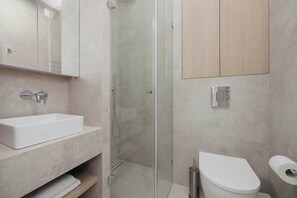 Dusche, Haartrockner, Handtücher, Shampoo