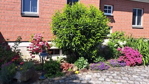 A red brick building with a well-maintained garden, stone pathway, and a street lamp. - Park-Studio Franconian Lake District (Georgensgmünd)