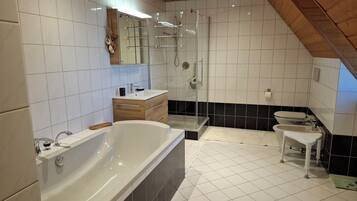 Haartrockner, Bidet, Handtücher, Seife