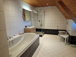 Hårtork, bidé, handdukar och tvål