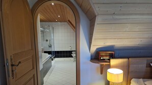 A bedroom with a wooden headboard, a bedside lamp, and a radio. - Park-Studio Franconian Lake District (Georgensgmünd)