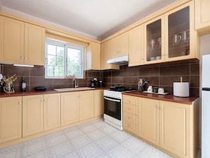 Fridge, oven, cookware/dishes/utensils - in einem Olivenhain in Strandnähe by Interhome (Kos (Stadt))