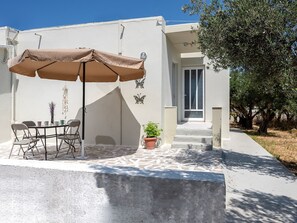 Outdoor dining - in einem Olivenhain in Strandnähe by Interhome (Kos (Stadt))