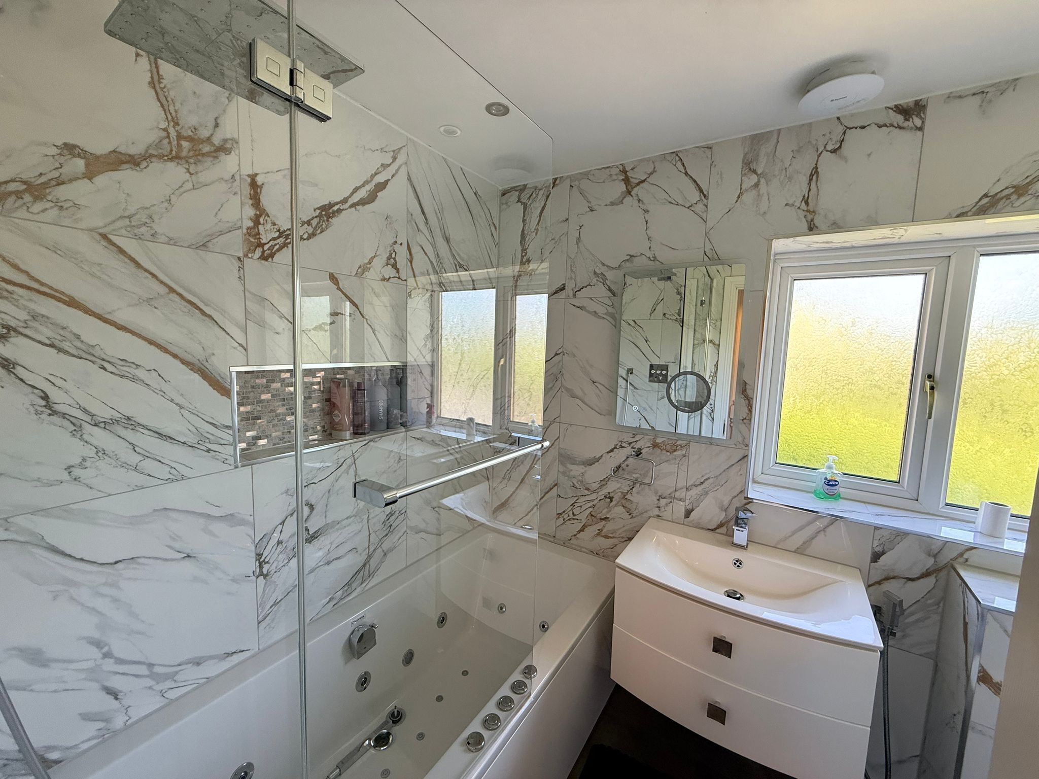 Douche, baignoire à remous, séchoir à cheveux, bidet