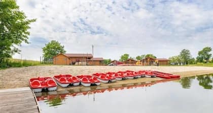 Single-story holiday homes right by the lake