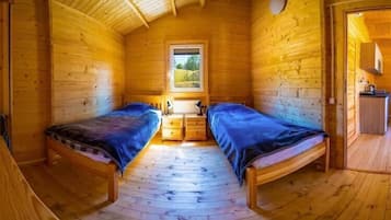 2 bedrooms, travel crib, WiFi (free), bed sheets