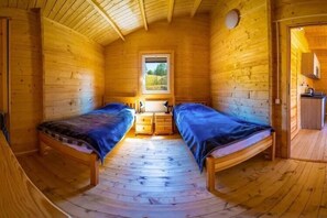 Travel cot, free WiFi, bed sheets