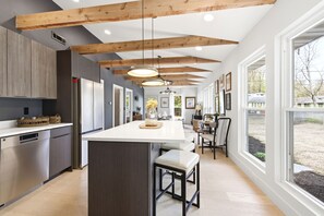 Fridge, microwave, oven, stovetop - Union Pier Stunner With Three Night Summer Min! (Union Pier)
