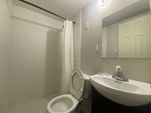 Toallas, jabón, papel de baño 