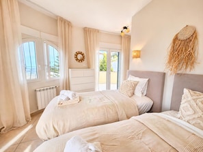 3 chambres, coffres-forts dans les chambres, bureau