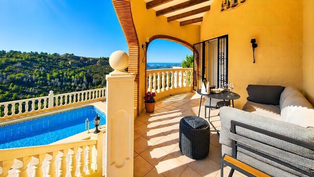 Ein Balkon mit Pool, einer Sitzecke und Blick auf die Landschaft.