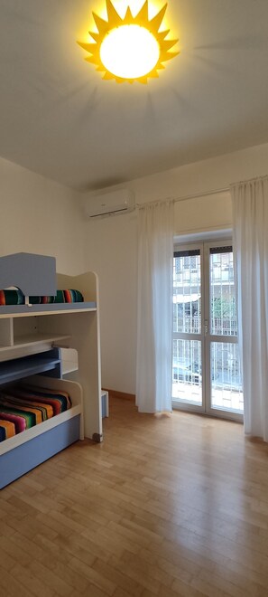 Interior - Eve's House. Up to 4 guests. Opposite the subway station (Roma)