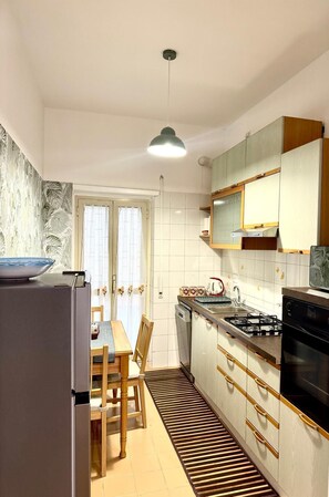 Private kitchen - Eve's House. Up to 4 guests. Opposite the subway station (Roma)