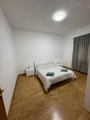 Tabla de planchar con plancha, wifi y ropa de cama 
