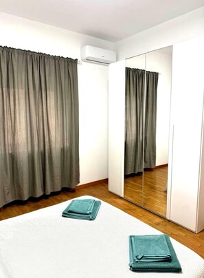 Tabla de planchar con plancha, wifi y ropa de cama 