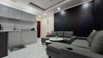 Basic Apartment, City View | Living area