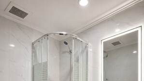 A modern bathroom with a glass-enclosed shower, a toilet, a sink, and a mirror. - Apartment in Makkah (Makkah)