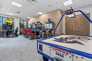 An indoor arcade with various gaming machines, including a pool table with a Sonic the Hedgehog design. - 10BR house with private pool in clermont (Clermont)