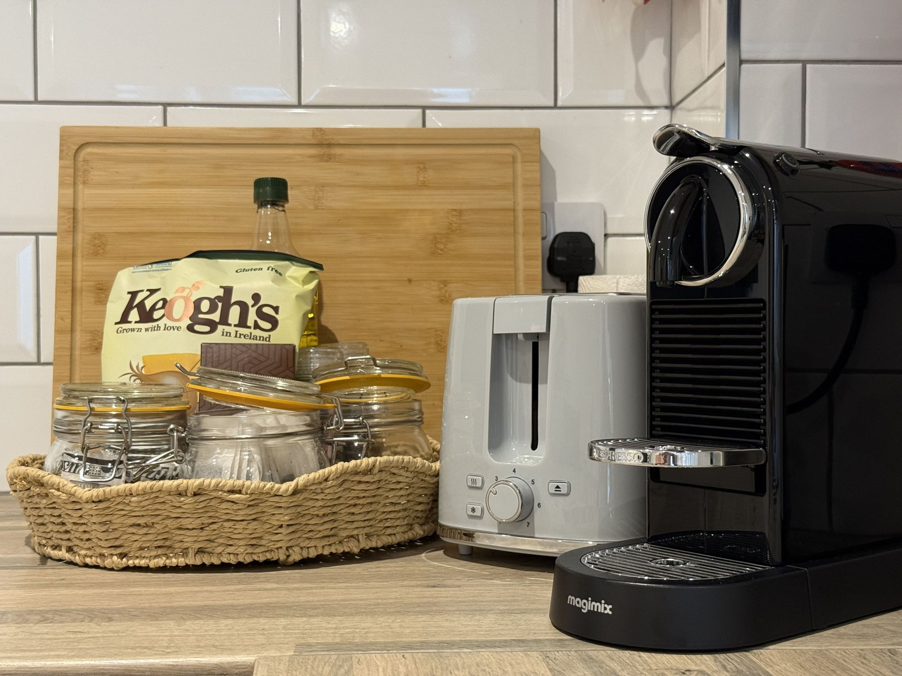 Keittiössä on Keoghin pakkaus, purkkeja, leivänpaahdin ja Magimix-kahvinkeitin.