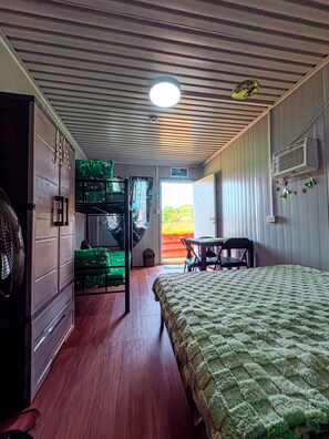 Quarto família | Escrivaninha, espaço de trabalho para notebook, Wi-Fi de cortesia