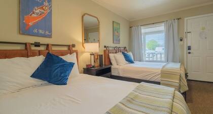 Hotel w/ Gorgeous Views, Pool, Firepit: 2Full