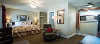Hotel w/ Gorgeous Views, Pool, Firepit: King Suite