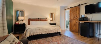 Hotel w/Gorgeous Views, Pool: Renovated King Suite