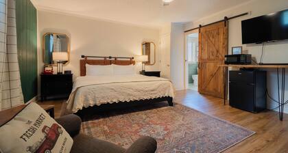 Hotel w/Gorgeous Views, Pool: Renovated King Suite