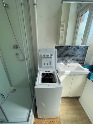 Shower, towels, soap, toilet paper - Le Chic Bourgeois (Marcq-en-Barœul)