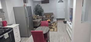 Private kitchen - Comfortable Inn (Brampton)