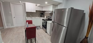 Microwave, cookware/dishes/utensils - Comfortable Inn (Brampton)