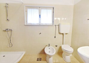 Apartamento, 2 quartos, varanda, vista para o jardim | Banheiro