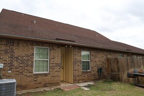 Exterior - Delightful 4-bedroom townhome in College Station, only 2.5 miles from campus (College Station)