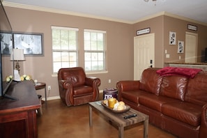 Smart TV - Delightful 4-bedroom townhome in College Station, only 2.5 miles from campus (College Station)