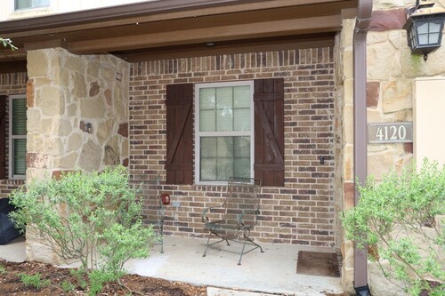 Delightful 4-bedroom townhome in College Station, only 2.5 miles from campus