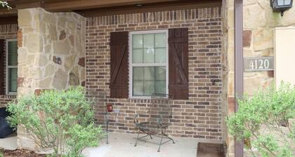 Delightful 4-bedroom townhome in College Station, only 2.5 miles from campus