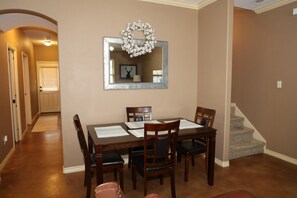 Dining - Delightful 4-bedroom townhome in College Station, only 2.5 miles from campus (College Station)