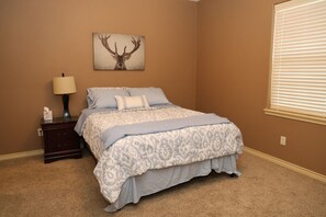 Desk, iron/ironing board, free WiFi, bed sheets - Delightful 4-bedroom townhome in College Station, only 2.5 miles from campus (College Station)