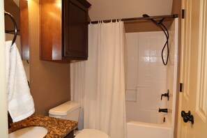 Towels, soap, shampoo, toilet paper - Delightful 4-bedroom townhome in College Station, only 2.5 miles from campus (College Station)