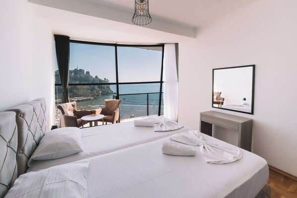 Departamento Deluxe, 2 habitaciones, balcón, vista a la playa | Ropa de cama de alta calidad, minibar y cortinas blackout 